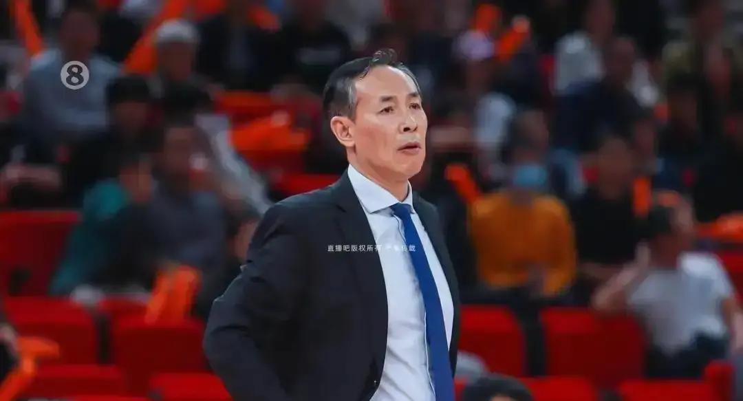 8连胜背后藏着大坑！
 
北京队末节靠三后卫硬撑，场均多打4分钟，脚踝肿成馒头的