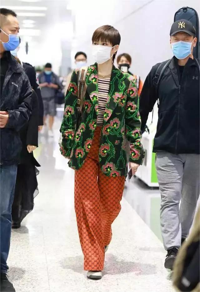 李宇春的气场一般人赶不上，穿刺绣西装配条纹针织衫，美出国际范。展现出了独特的时尚