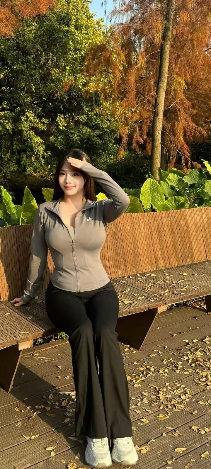 试对：

风来山不动
雨停水在流

******

网图侵删