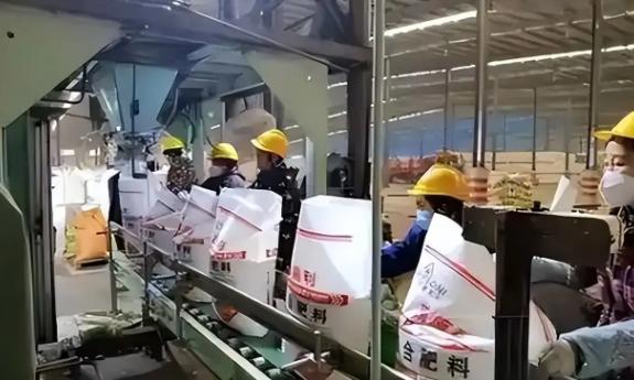 砸了 79.3 亿建成的化肥厂，竣工两年愣是没产出一吨尿素。根本不是机器的问题，