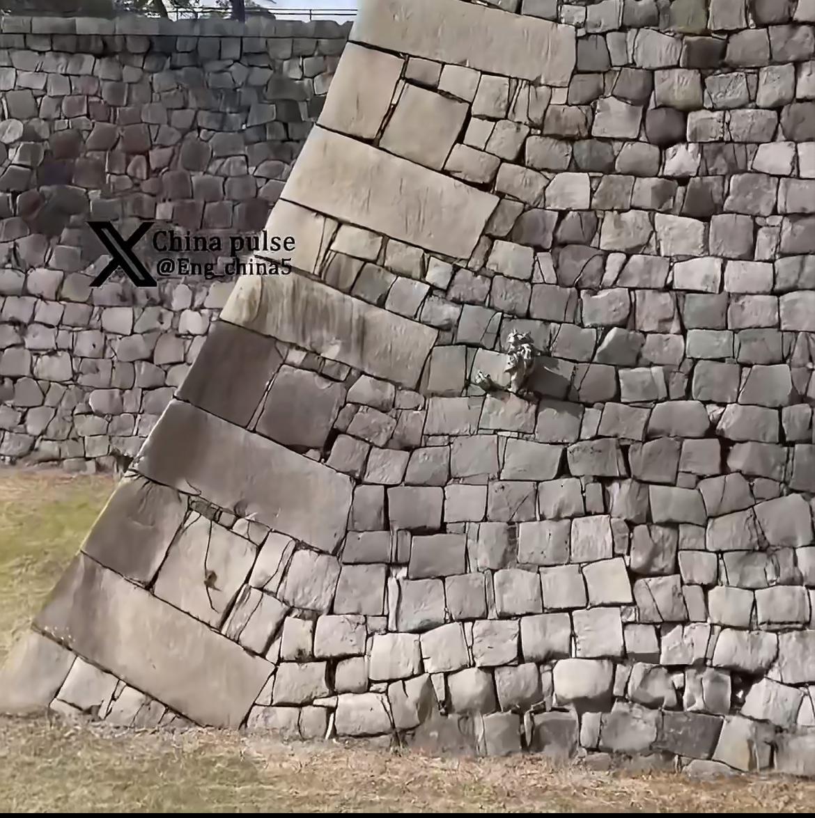 有网友在日本大阪城墙上发现了从中国盗取的古代石料
