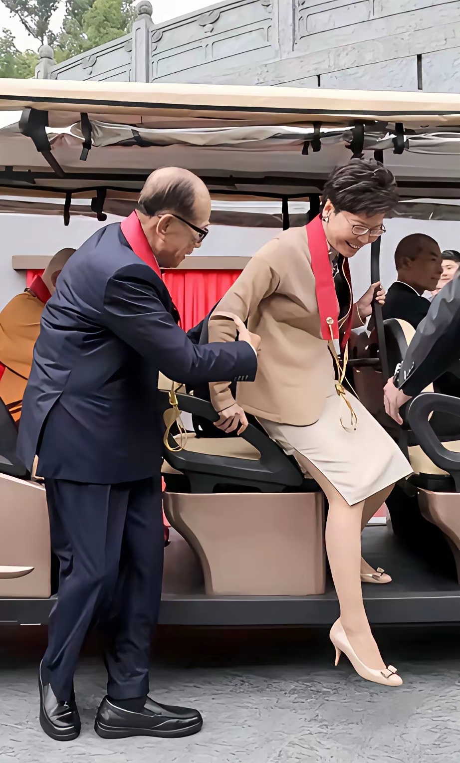 被李嘉诚去扶的这位女人是谁啊，这么大的面子？有人说，这是教养，与贫富无关！也有人