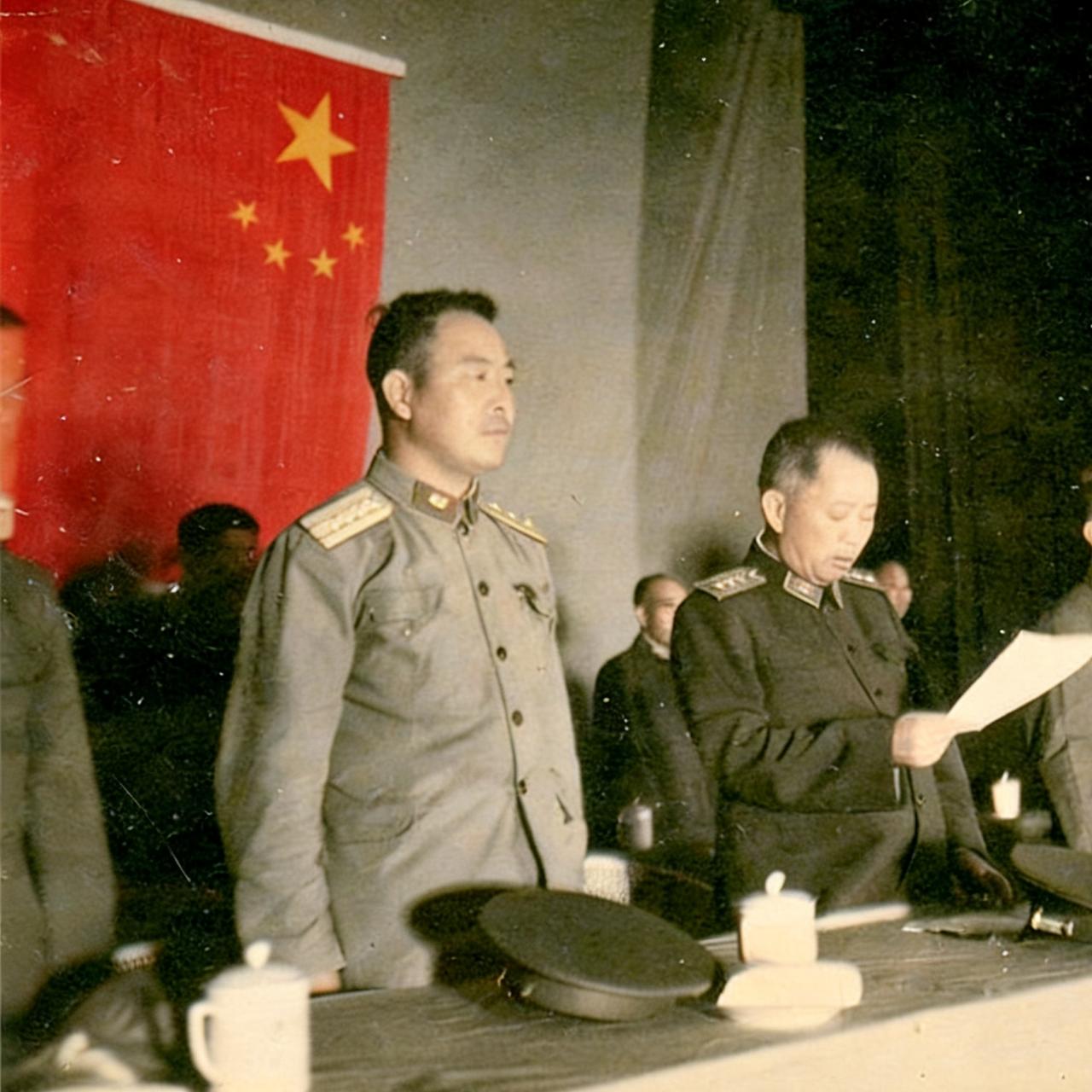 60年代，徐湖平的老领导岳振华大校，接受刘亚楼司令员表彰时，一张罕见的留影，镜头