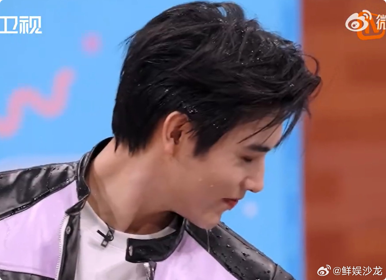 王嘉尔加陈飞宇等于人仰马翻你好星期六笑不活了！王嘉尔陈飞宇全程被泼水照顾，最后双