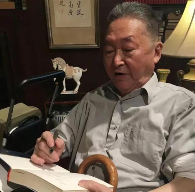 李敖这辈子出了名的狂傲，可在看到《南京条约》原件的时候他没绷住，当场泪流满面。