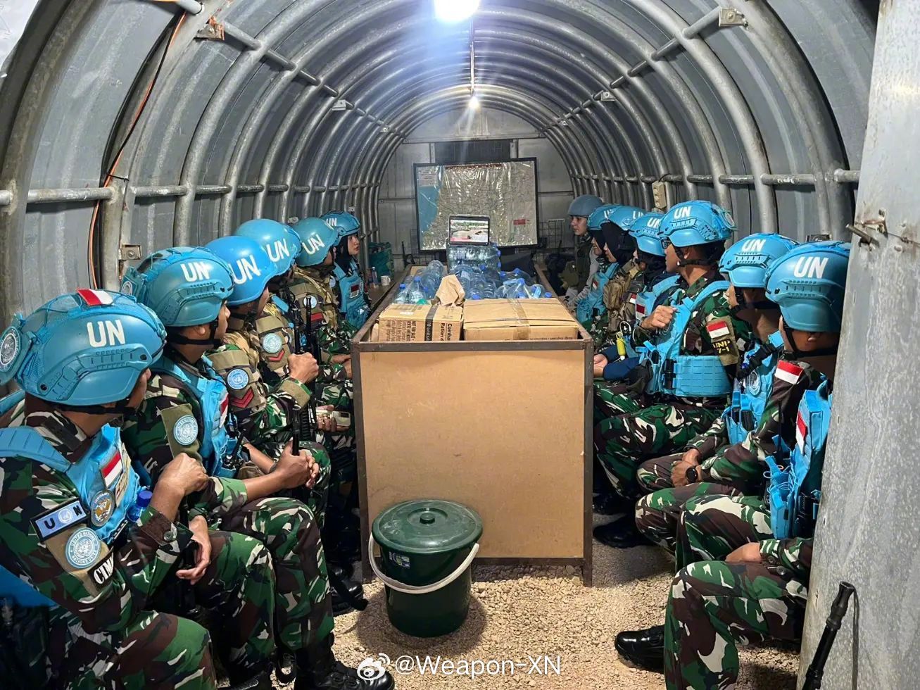 #兵器影像[超话]##巴以冲突# 驻黎巴嫩南部的印尼联合国维和人员在防空洞内观看