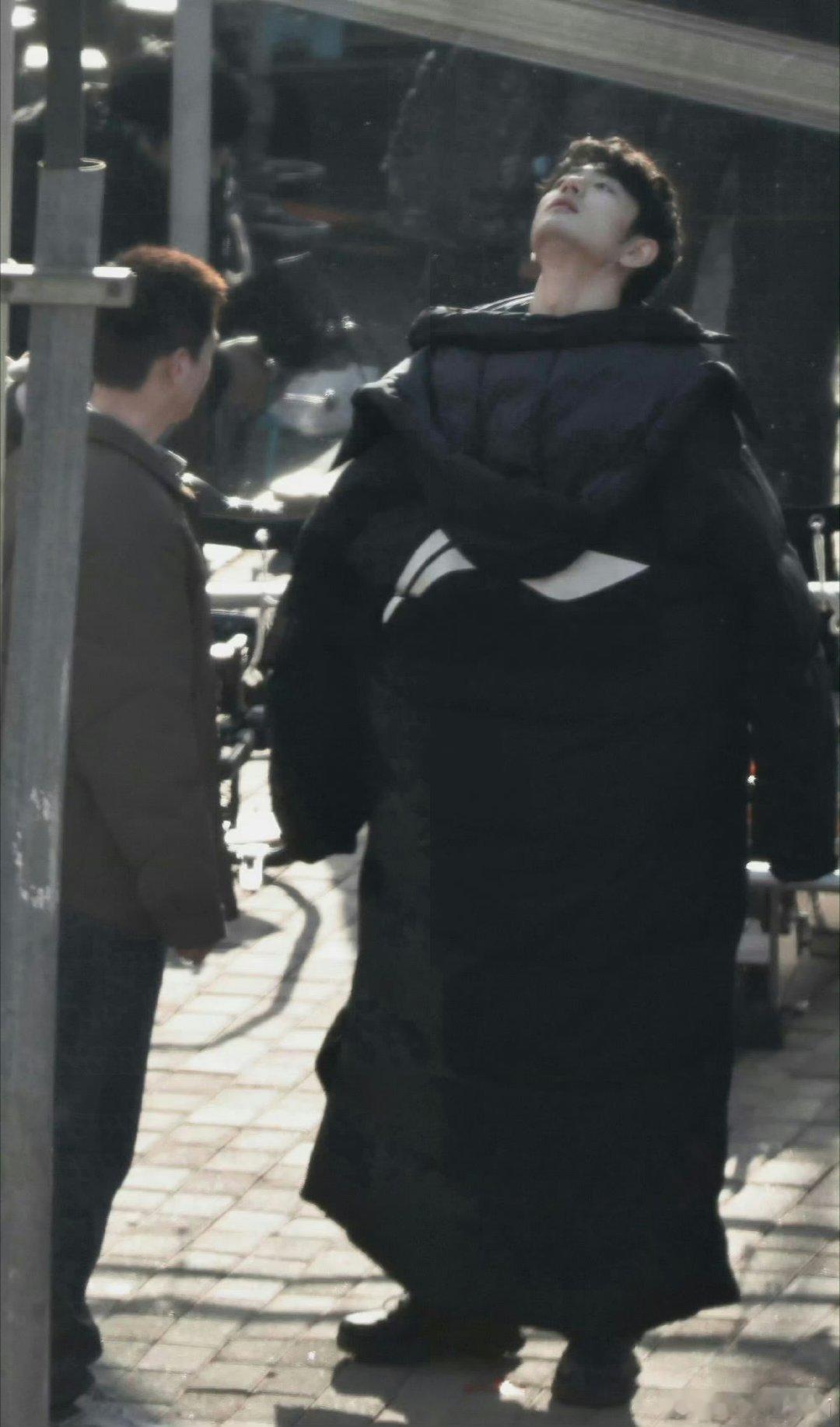 肖战超长款羽绒服怎么感觉随手一拍都是海报一样 