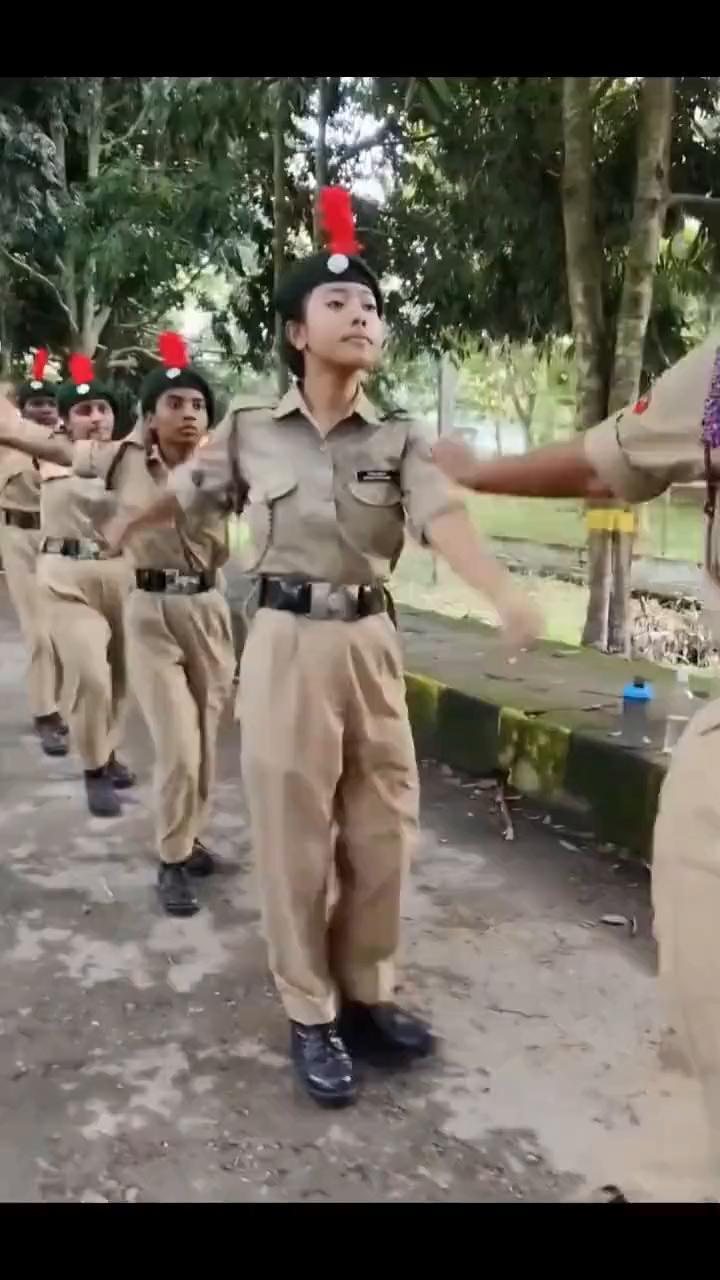 印度女中学生军训。