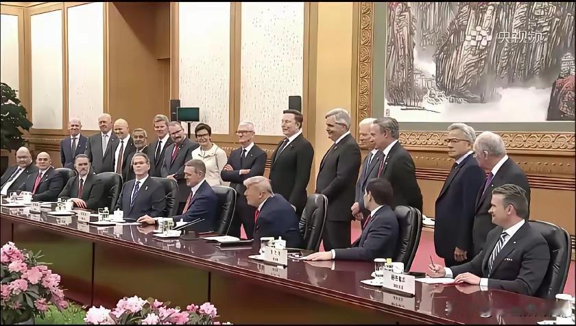 一张美国到访集体照引发一些人的好奇，可谓是看着的比吃着的仔细！是呀，这么大的一件