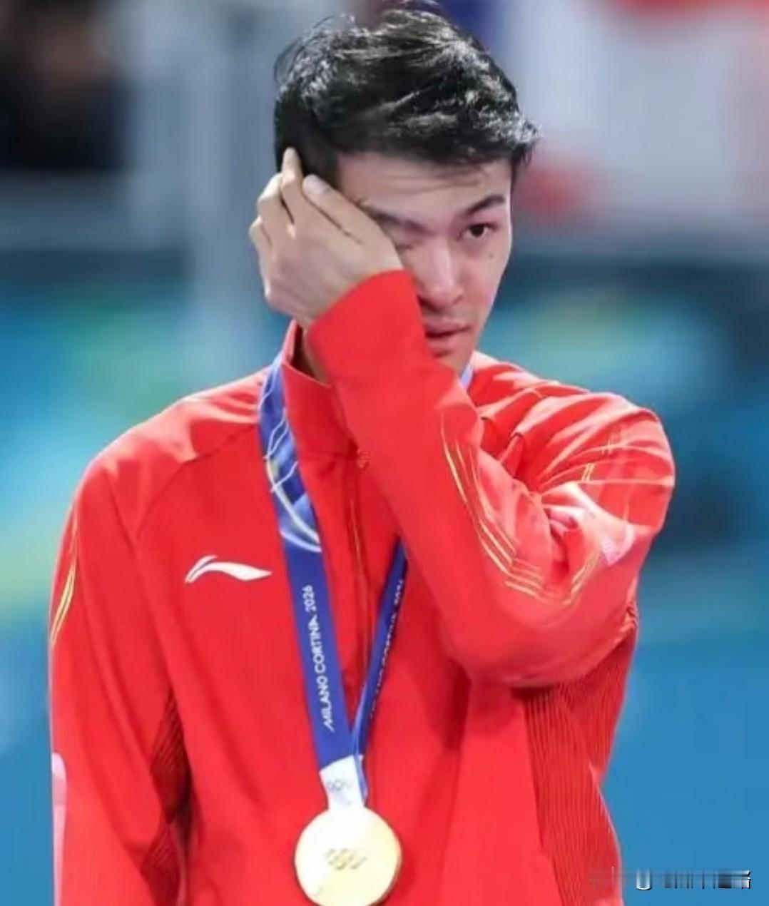 很多人只知道宁忠岩拿了冠军，
却不知道这块金牌有多难得。
他不仅滑出了新的奥运纪