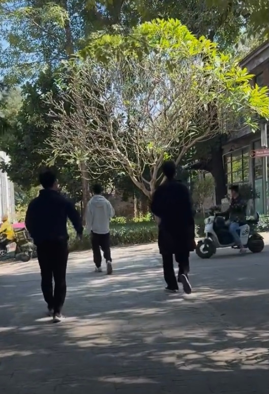 心动的信号[超话]   终于有人偶遇彭高了，走出来桀骜不驯爱谁谁的架势😂 