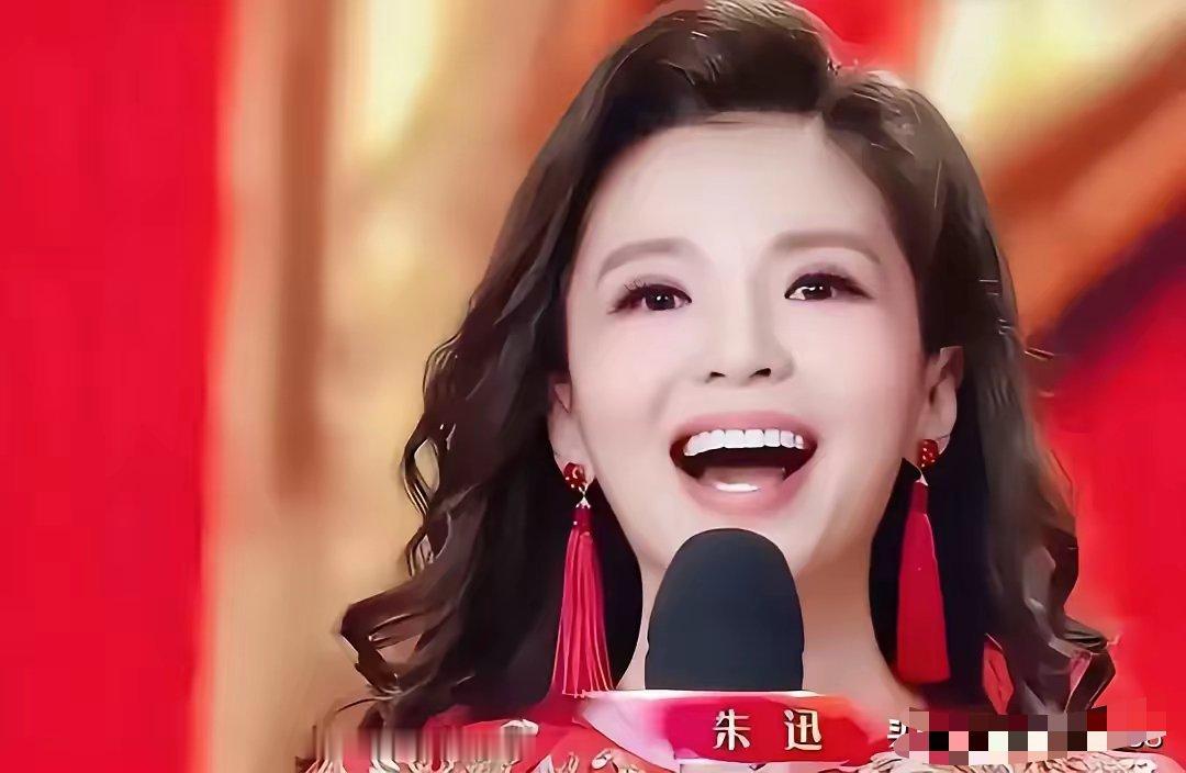 央视跨年晚会的两位主持人，放在一起看明显的区别就出来了 