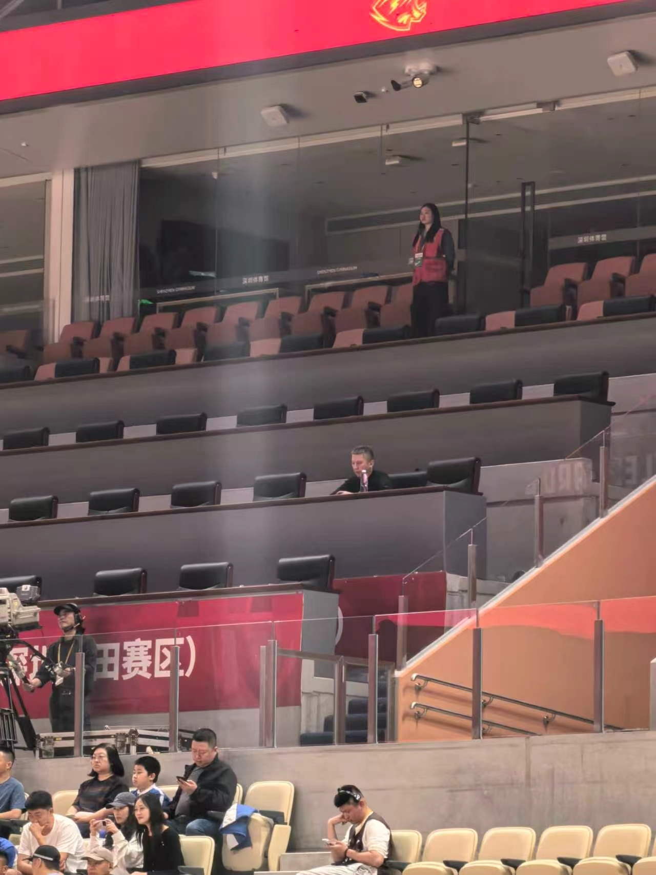 郭导现在变成飞行教练了～～国家队球员在哪比赛，他就飞到哪。cba