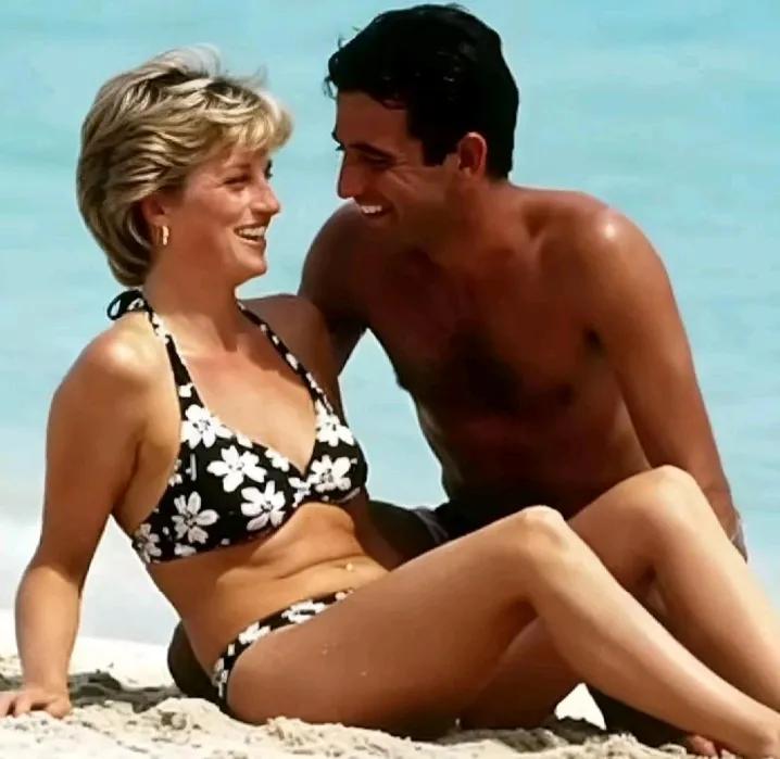 1997年夏天，戴安娜王妃和多迪在地中海开启了一段梦幻之旅。阳光洒在海面上，他们