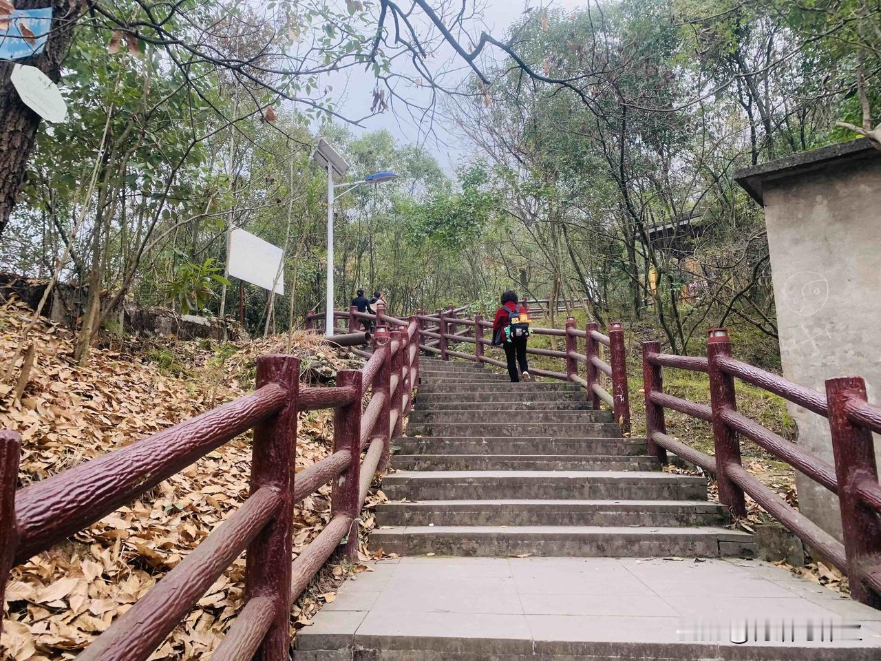 777米的山，26KM爬出来1200米，出发的晚了，最后一湖走了段夜路，还好随身