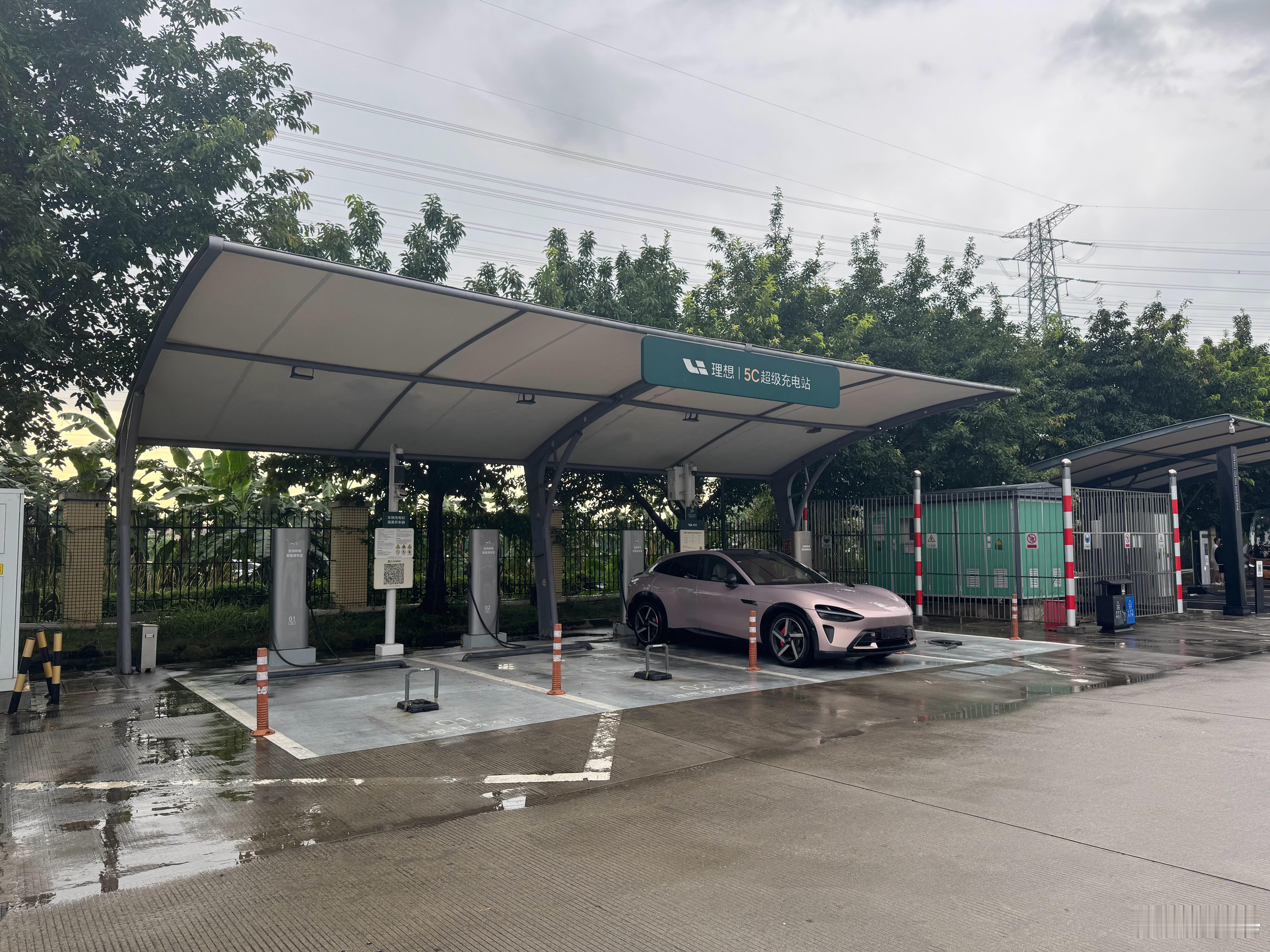 电卡多的用不完，所以我开着YU7又来理想5C超级充电桩了。小米YU7在2C的理想
