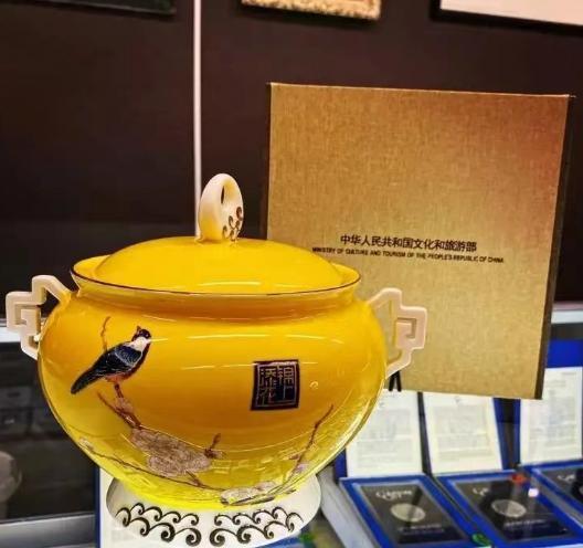2022年，美国小伙顶住死亡威胁，无偿将“大屠杀”相册捐给中方，为表示感谢，中方