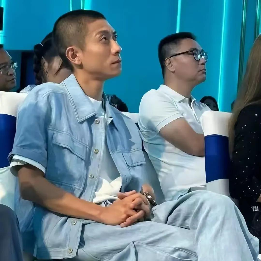 最近，张一山的近照在网上引发了热议，照片中他显得瘦弱，状态不佳。这让很多粉丝和网