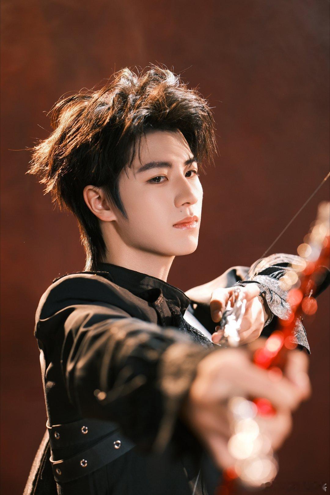 黄誉博黑衣骑士造型 救命！黑衣骑士造型也太绝了！黑装加持下整个人气场飙升，少年感