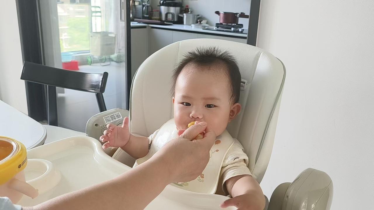 吃起辅食来，超级开心，就是弄得满脸都是……
