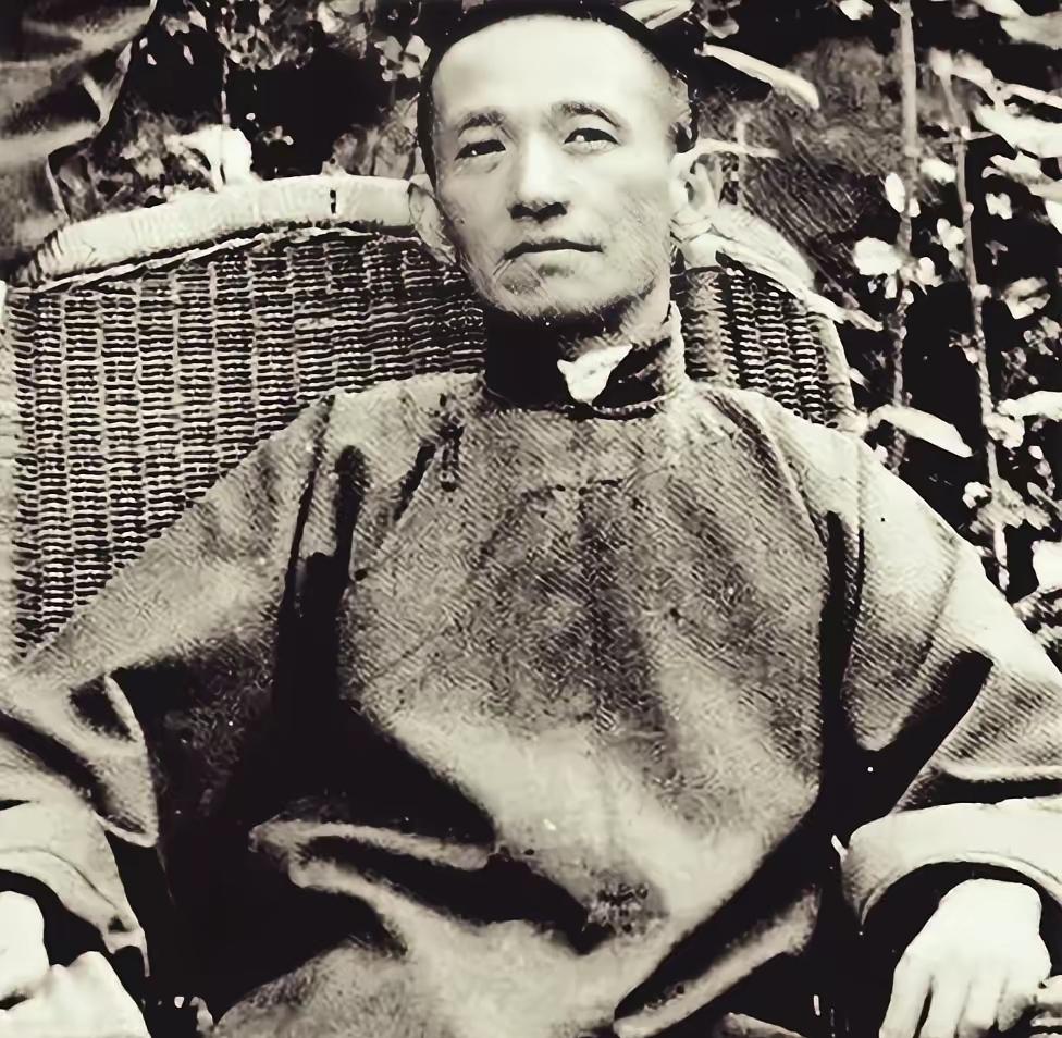 1948年，陈布雷劝老蒋不能只拍苍蝇要打老虎。老蒋听出是指孔宋。反讥道：听说你女