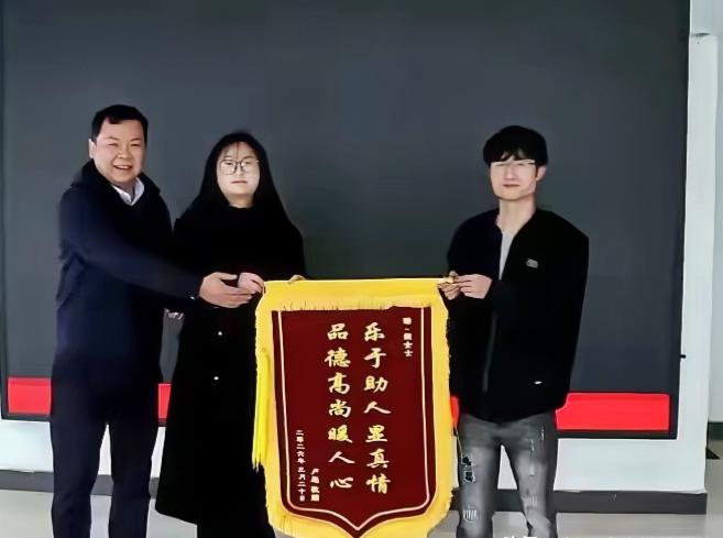 湖南，一网约车司机在接单途中突发疾病，于是他向后座的女乘客求助，没想到女乘客二话