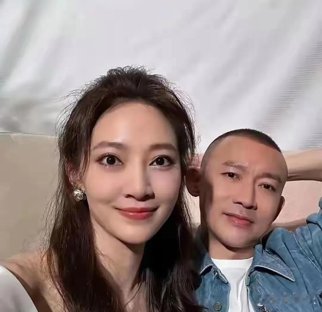 聂远，这位在荧幕上魅力四射的演员，生活中也拥有令人艳羡的幸福——他的妻子美得令人