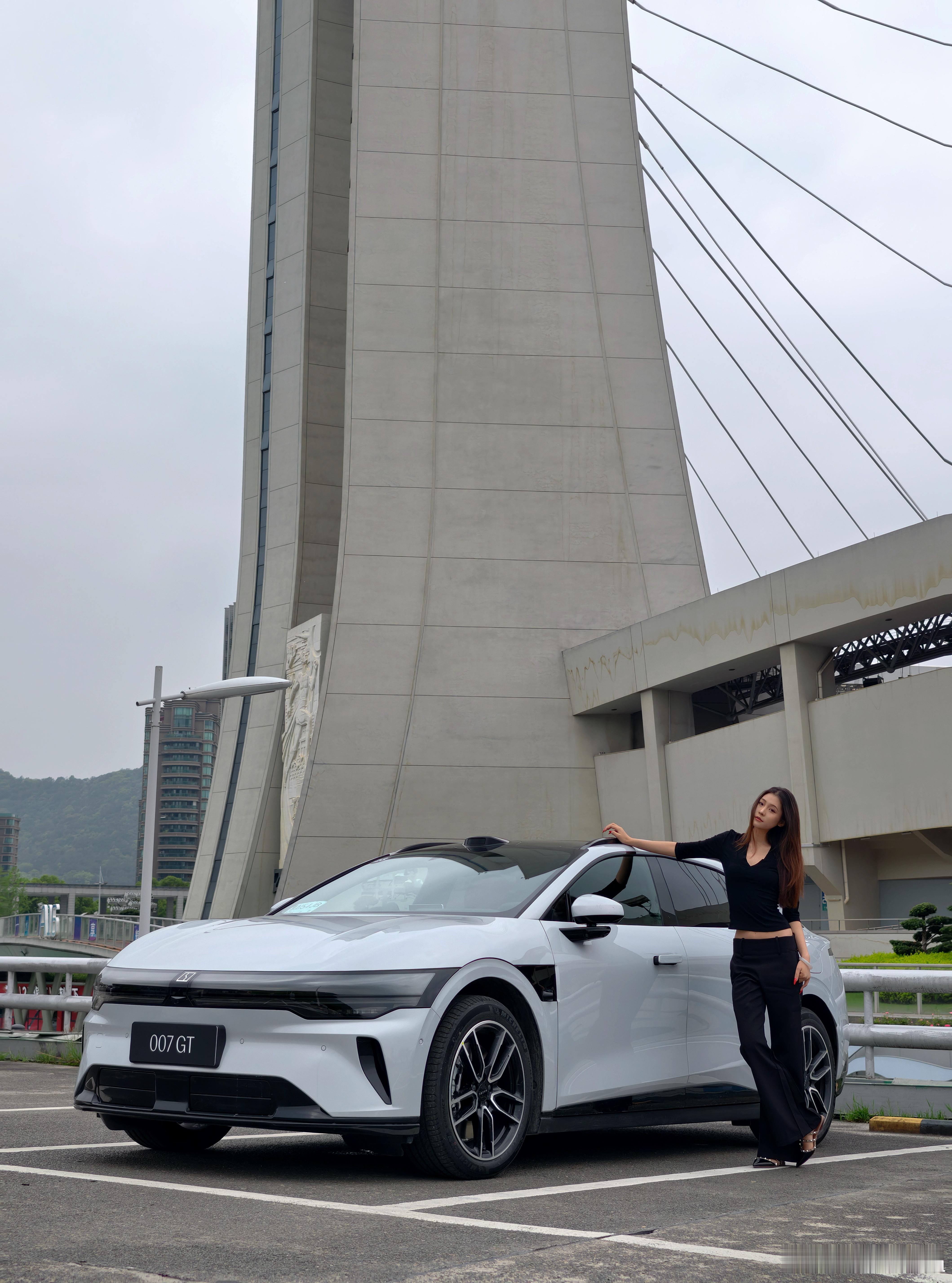 中国的智驾，分成了两派：——供应商派。以华为、momenta等供应商为主导，赋能