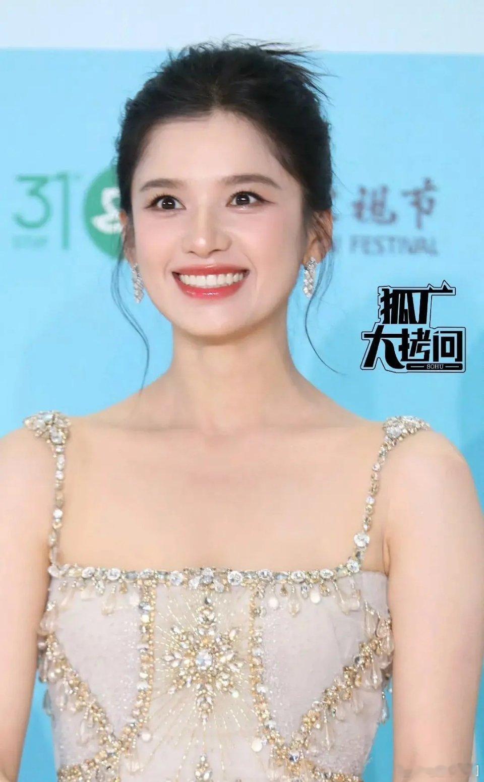 按白鹿的计划笑起来应该是想像张婧仪这样吧 