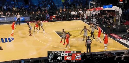 离谱！文班亚马镇守内线连送两记封盖！
在今天NBA季中锦标赛半决赛马刺对阵雷霆的