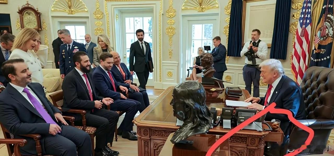 特朗普爱喝可口可乐，爱到藏在白宫办公桌里面，想喝时偷偷拿出来喝一口！

我们天天