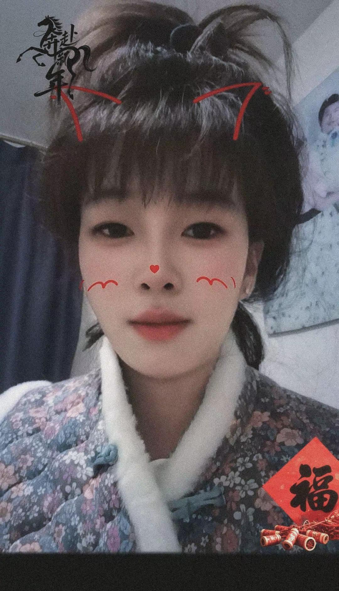 太冷了🥶，东北大花袄安排上👆忽略我炸毛了的碎发 小淼袄