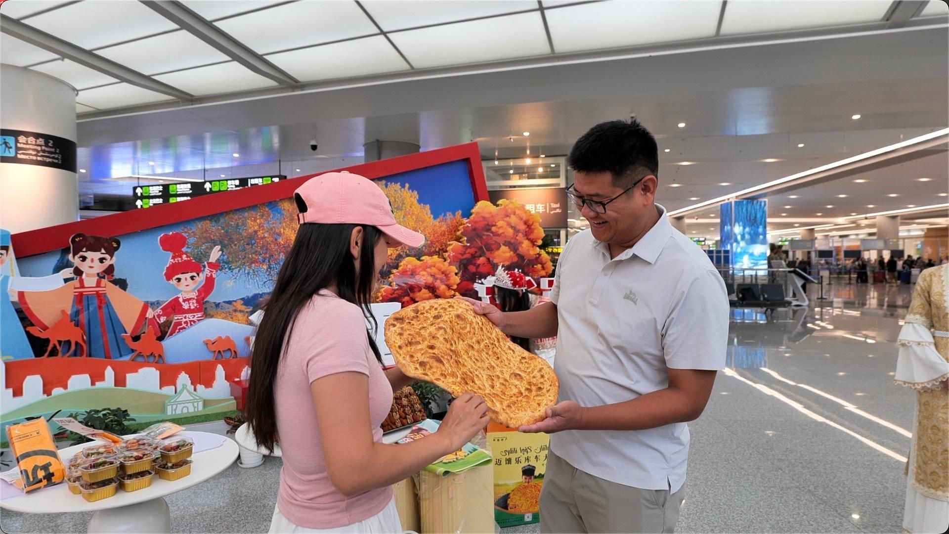 全国文旅为KPI在机场就卷起来了心情直接被各地文旅哄好了，毕竟各种特色表演让我们