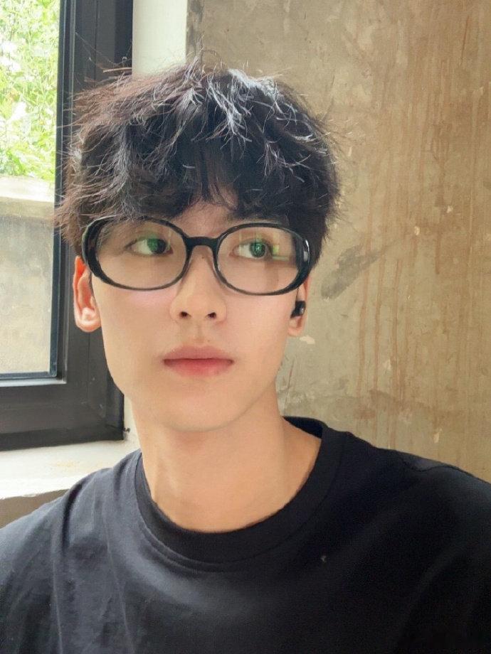 黄俊捷黑框眼镜+卷发，好有男大那味儿哦 ​​​