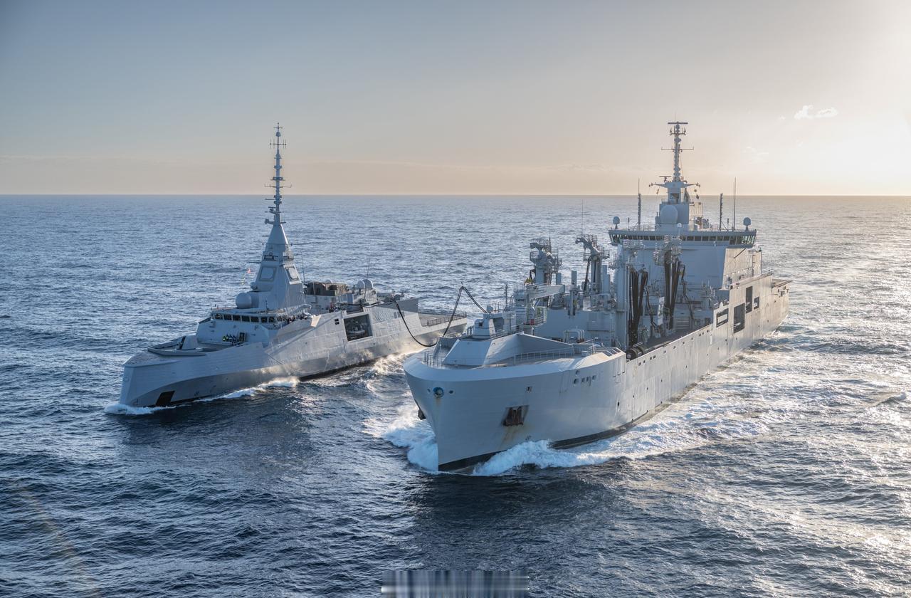 法国海军补给舰“雅克·斯托斯科普夫”号与护卫舰“罗纳尔海军上将”号首次进行海上补