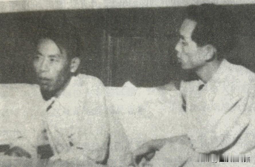 1959年，天津人艺在北京天桥剧场上演《把一切献给党》话剧时，吴运铎（左）与编剧