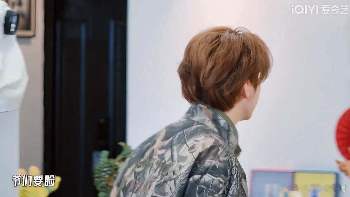 鹿晗 爷们儿要脸剪辑水平不行啊，这个时候应该配上鹿晗的正脸「爷们要脸」哈哈哈哈哈