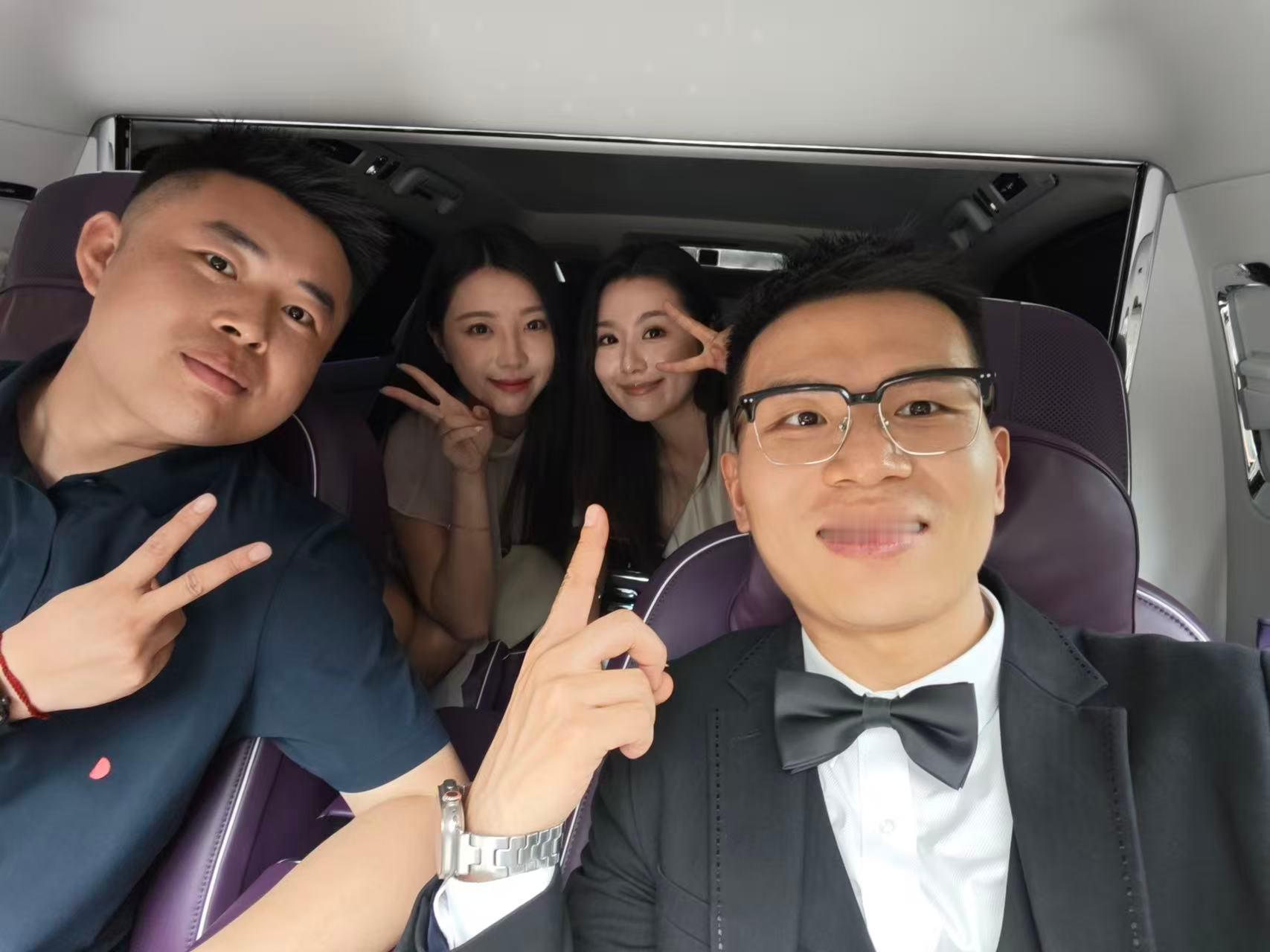 车评人小吕秋晨大婚 伴郎伴娘上车了 ​​​