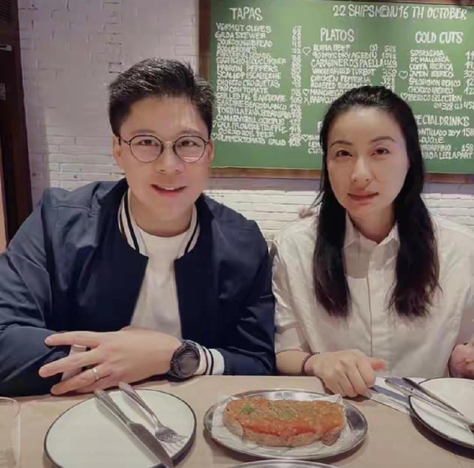 霍启刚自曝：从小无保镖、常搭小巴，霍家三代低调家风太圈粉
 
    霍启刚受访