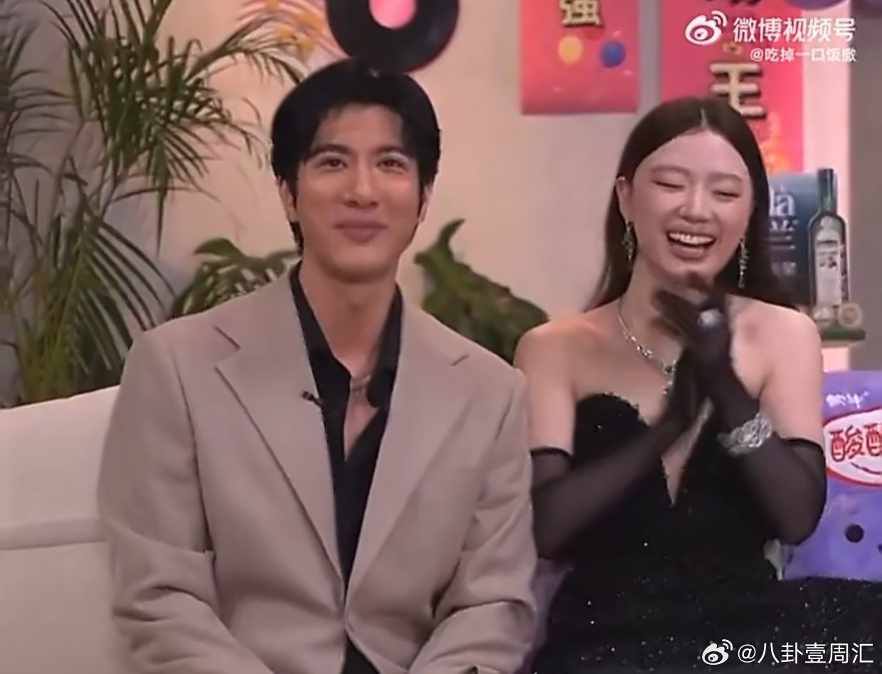 总决赛紧张氛围被这俩人一搞，瞬间变轻松了！单依纯的活泼配上王力宏的配合，“虐待”