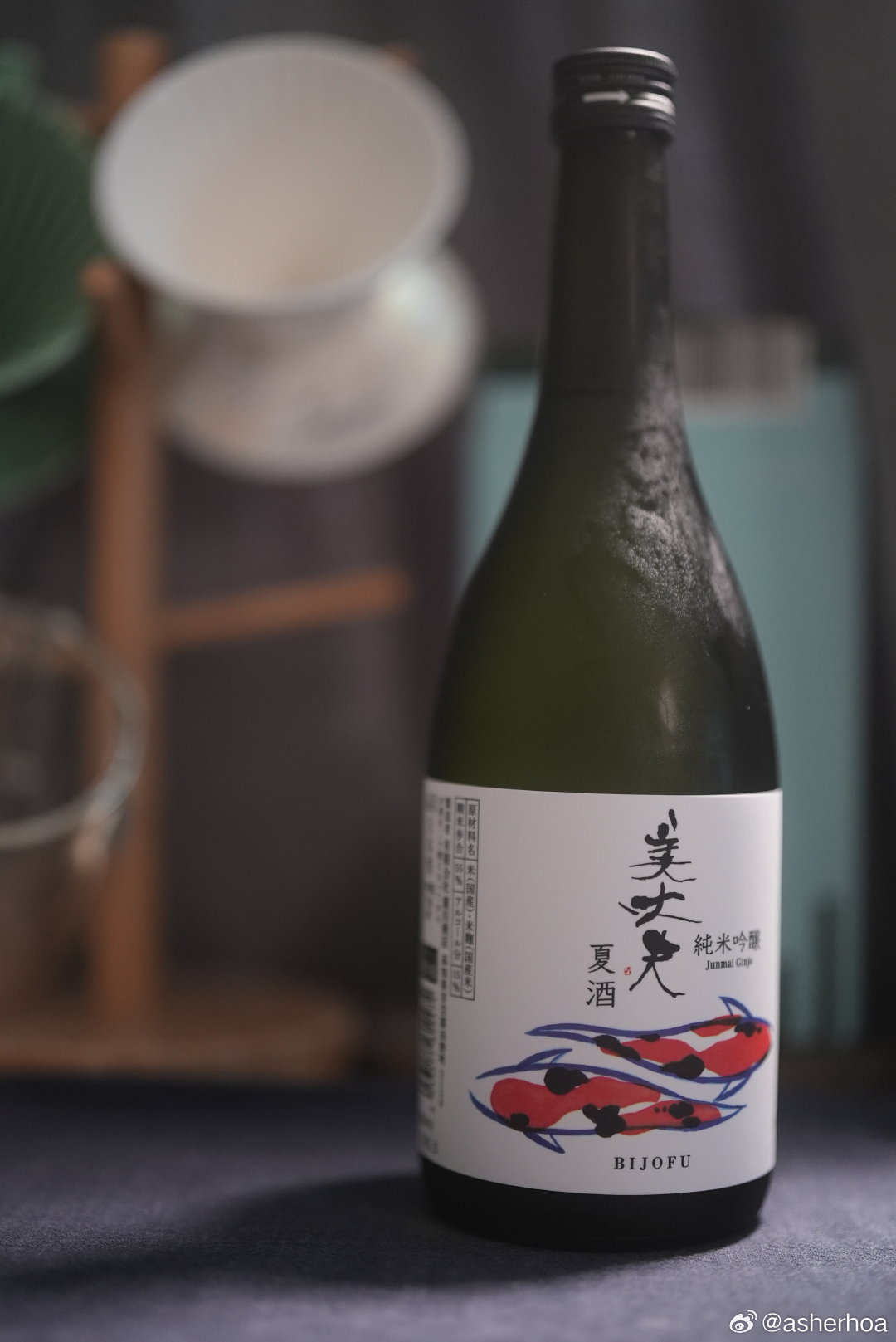一支确实挺适合夏天的清酒。美丈夫纯米吟酿。冰镇后开瓶很明显的蜜瓜、百香果味，带微