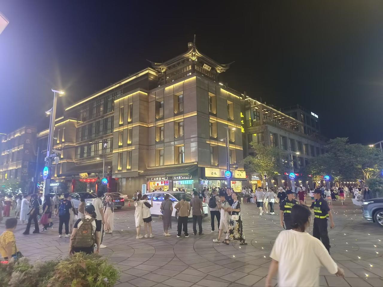有钱和没钱的人
一眼就能看出来
我们小区和北边小区造型一样
别人也习惯称我们小区