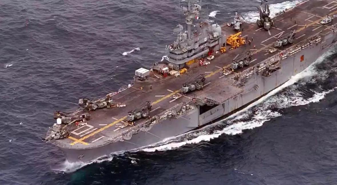 美国海军“的黎波里”号两栖攻击舰近日被船舶追踪数据发现在新加坡附近、接近马六甲海