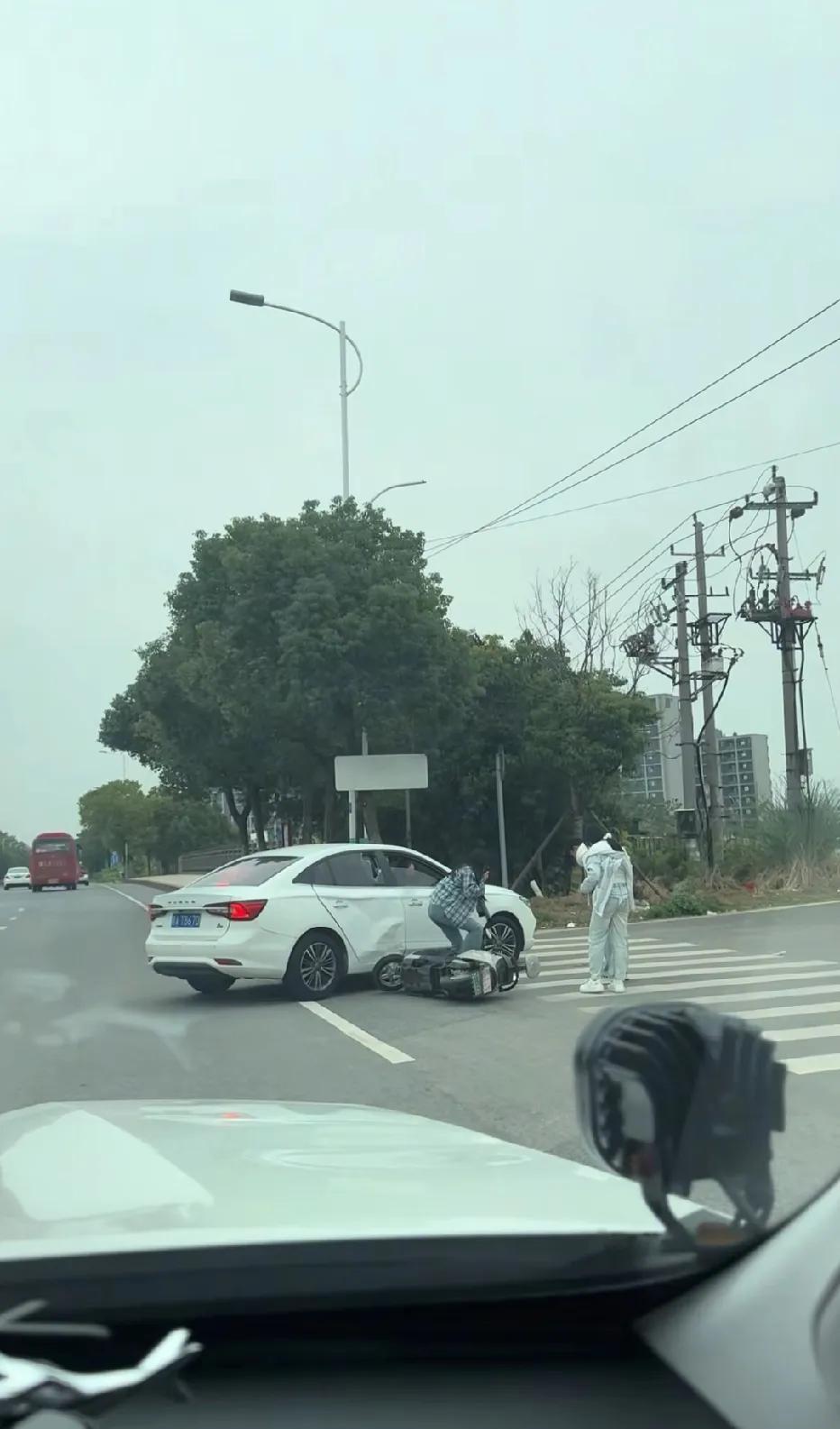 开车注意安全啊，看着很揪心，一开始刷到这个视频觉得好像没严重，就是车子和电动车剐