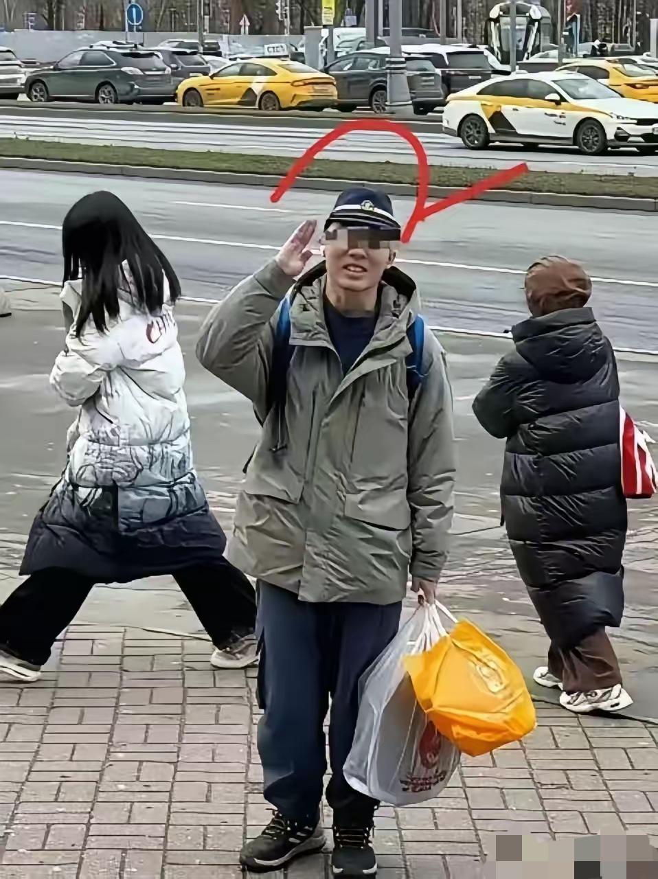 10月20日，有网友拍到陈宇昕入境时走出机场的画面，他穿着一件棉衣，戴着一顶休闲