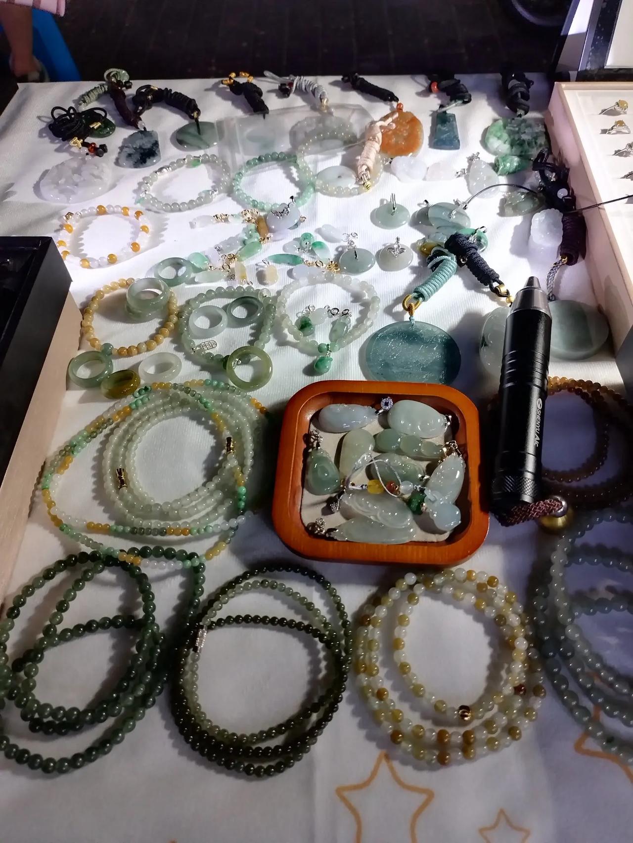 不敢相信，路边摊卖的翡翠比大商场都好。
昨天路过小区步行街看到路边有个宝妈支着小