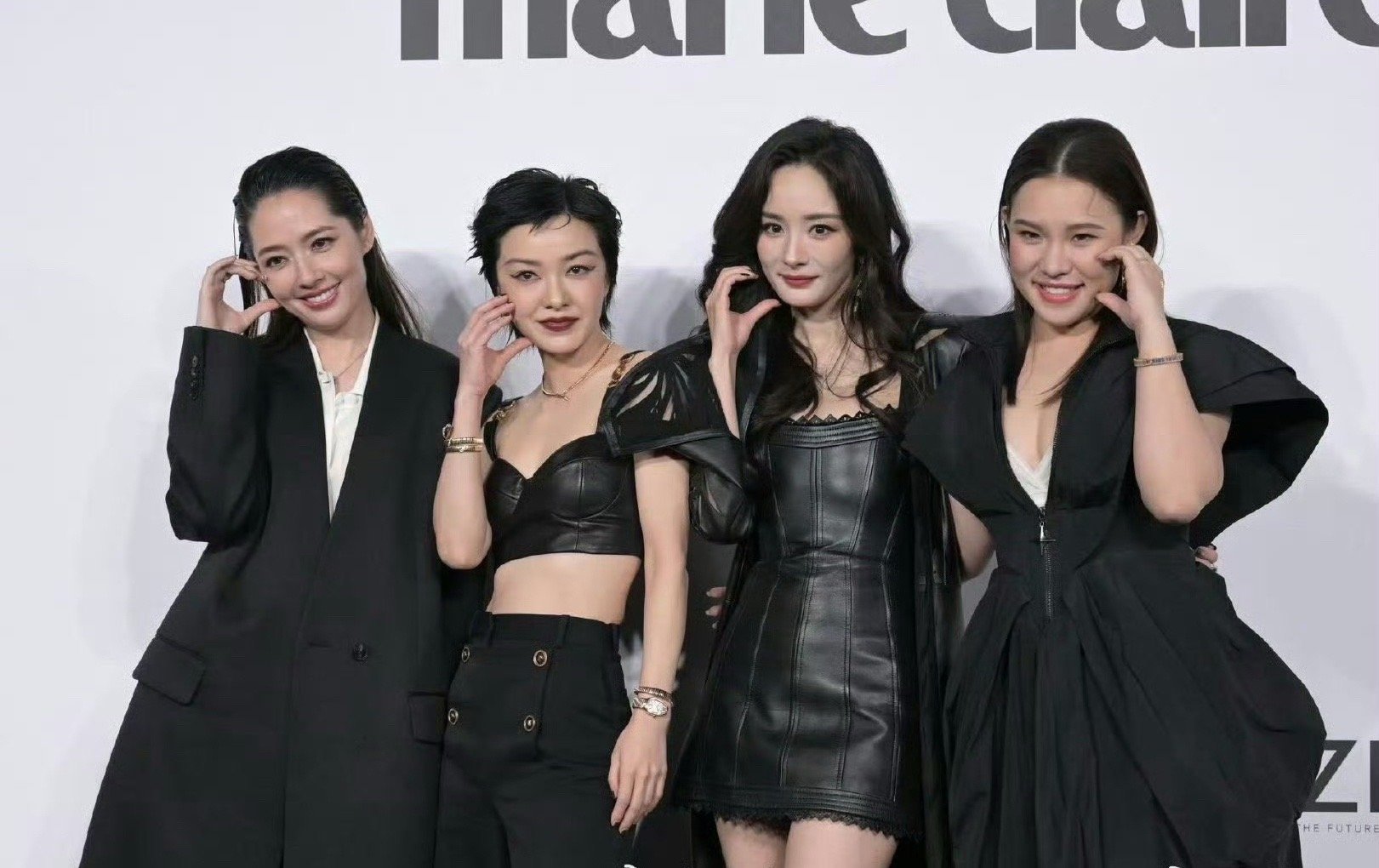 郭采洁往脸上扣个馒头干嘛呢，杨幂笑而不语 