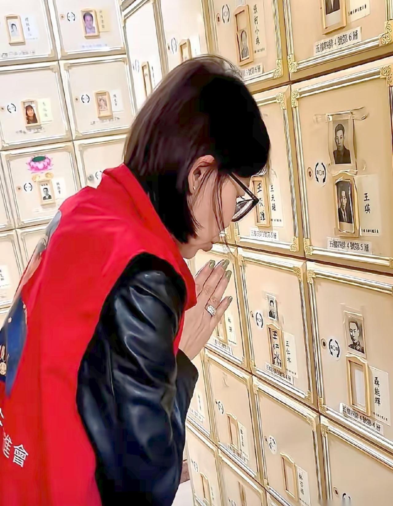 这事儿炸裂了。
在台北，国军名将胡琏的亲孙女，对着我党烈士聂曦的骨灰说：请保佑我