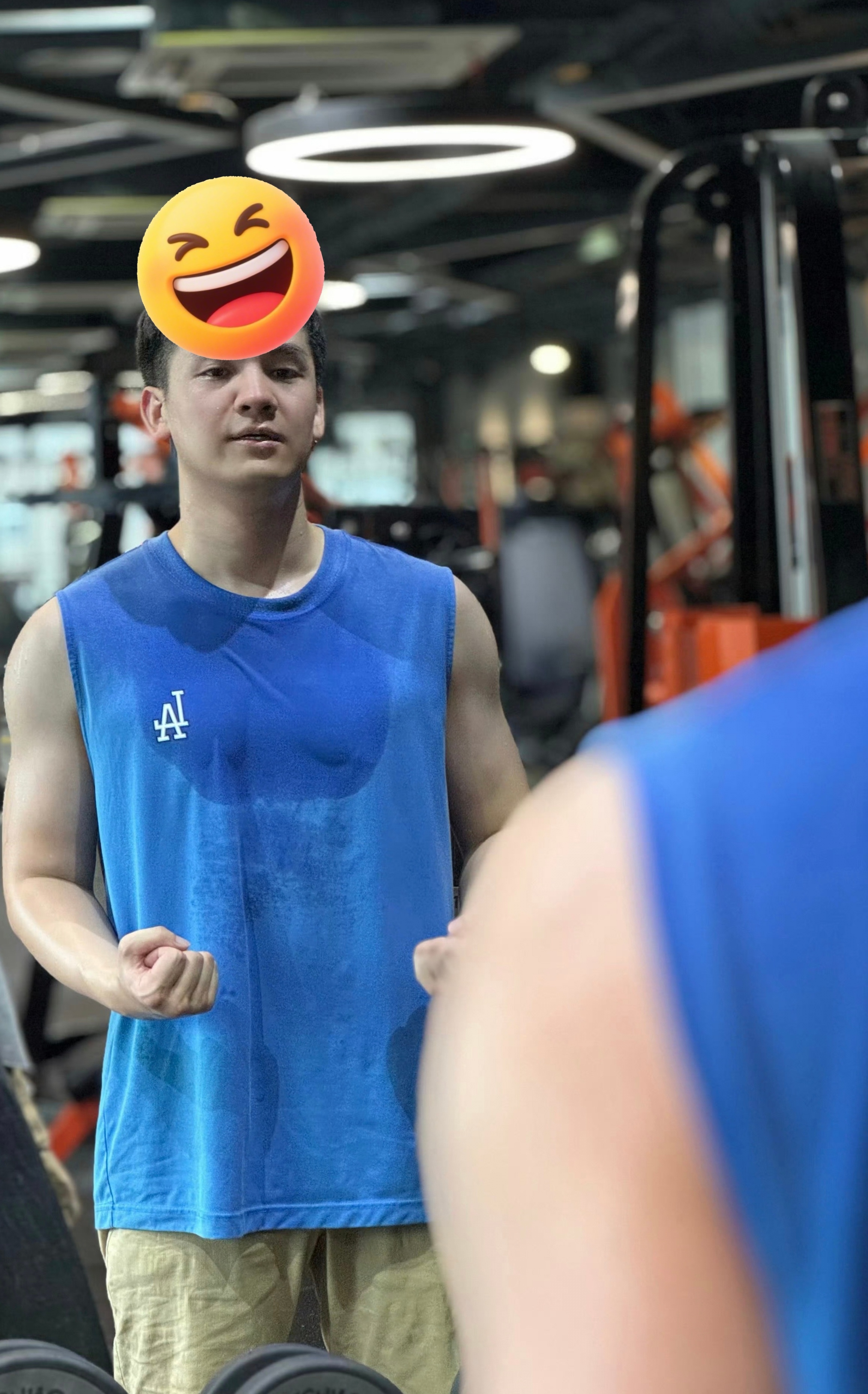 趁着晚上有时间，去健身房猛猛练，现在胸肌邦邦硬