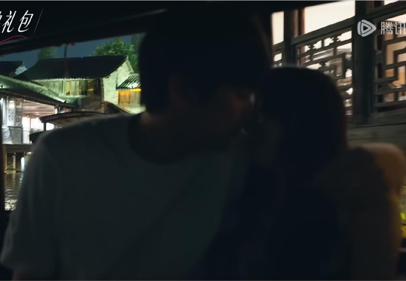 徐绿杨周佑凌夜游古镇周佑凌一直盯着柳柳的嘴徐绿杨周佑凌夜游古镇，周佑凌怎么一直盯